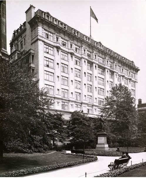 The back of the Savoy Hotel and Victoria Embankment Gardens, c.1904 (b/w photo) / Photo © City of Westminster Archive Centre