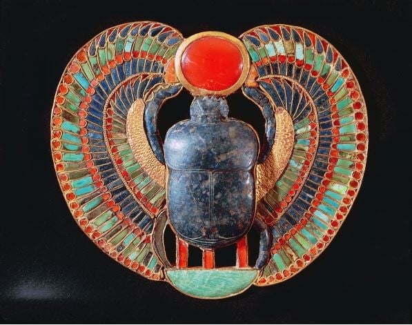 Scarab pectoral, from the tomb of Tutankhamun, in the Valley of the Kings at Thebes, c.1361-52 BC, New Kingdom (gold, lapis lazuli, amber et al), Egyptian 18th Dynasty (c.1567-1320 BC) / Egyptian National Museum, Cairo, Egypt