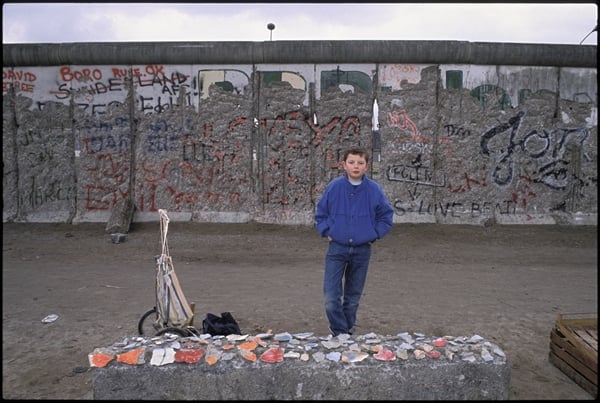 A young boy sells pieces of the Berlin Wall, Potsdam Square, Berlin, 10th March 1990 (photo) / Berlin, Germany / © H.P. Stiebing