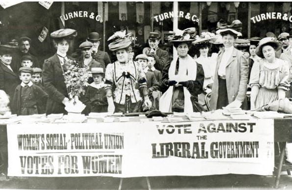 Suffragettes at a campaign stand, c.1910 (b/w photo), English Photographer, (20th century) / Private Collection