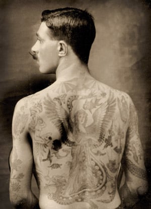 Tattooed British sailor during the Great War of 1914-18 (back view) (b/w photo) (see also 473188) / Private Collection / Prismatic Pictures / Bridgeman Images