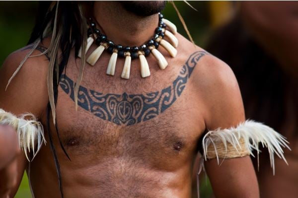 A Easter Islander, tattooed and in traditional dress (photo) / Michael Melford/National Geographic Creative / Bridgeman Images