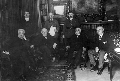 Council of Four at the Versailles Peace Conference 1918. Left to right: Vittorio Emmanuele Orlando, Prime Minister of Italy: David Lloyd George, Prime Minister of Britain: Georges Clemenceau, Prime Minister of France, and (Thomas) Woodrow Wilson, President of the USA. Standing are confidential secretaries. / Universal History Archive/UIG