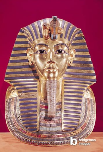 The funerary mask of Tutankhamun (c.1370-1352 BC) c.1336-1327 BC, New Kingdom (gold inlaid with semi-precious stones) / Bridgeman Images