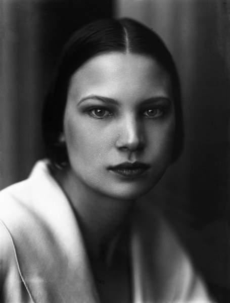 Portrait of Marion Wulz, Trieste, c.1930 (glass plate), Wulz, Wanda (1903-84)  Alinari  Bridgeman Images 