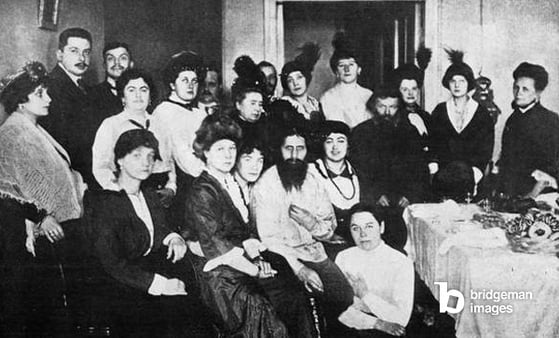 The dark on the eve of the Russian Revolution forces. Rasputin and his court of women. 1917 / SeM/Universal Images Group / Bridgeman Images
