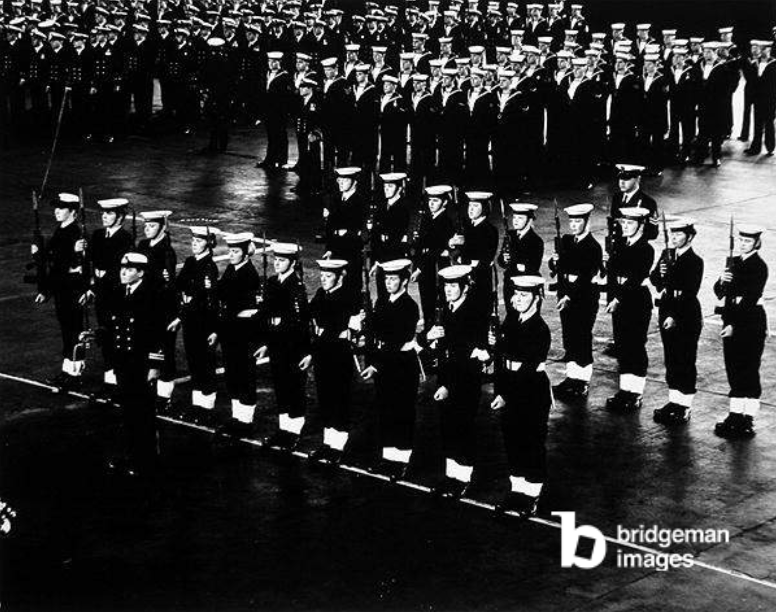 Wrens forming guard at HMS Daedalus (b/w photo), English Photographer, (20th century) / National Museum of the Royal Navy, Portsmouth, Hampshire, UK / Bridgeman Images