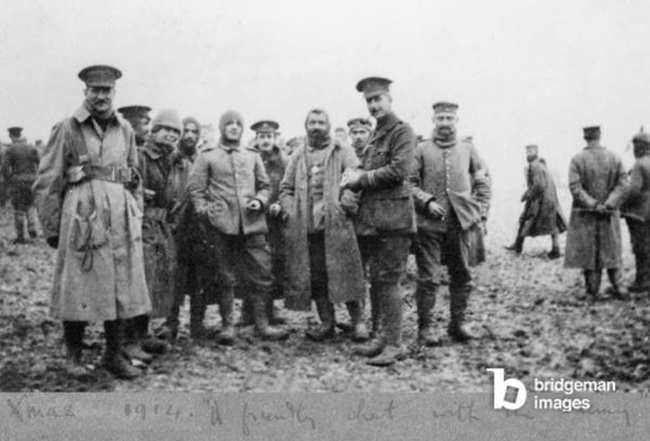 'A friendly chat with the enemy', the Christmas Day Truce of 1914 (b/w photo), English Photographer, (20th century) / National Army Museum, London / © National Army Museum / Bridgeman Images