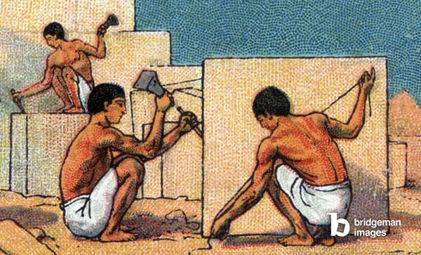  Daily life in ancient Egypt: stone-cutters working on pyramid construction sites. Chromolithography beginning 20th century / Stefano Bianchetti / Bridgeman Images