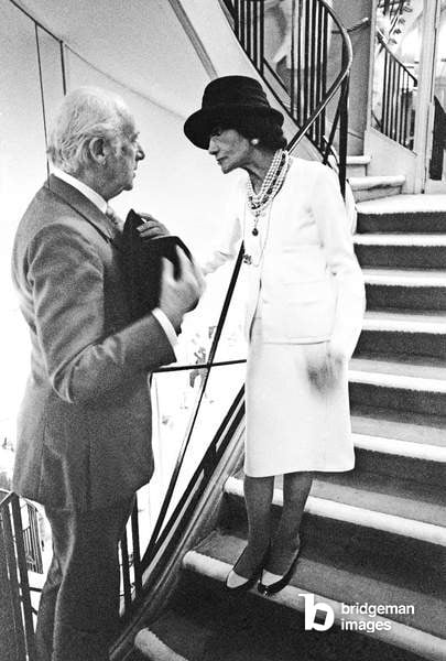 Coco Chanel and Cecil Beaton who presents his tributes to him, January 1970 (b/w photo) / Bridgeman Images