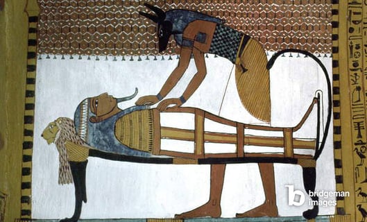 Anubis attends Sennedjem's Mummy, from the Tomb of Sennedjem, The Workers' Village, New Kingdom (mural) , Egyptian 19th Dynasty (c.1292-1187 BC) / Deir el-Medina, Thebes, Egypt / Bridgeman Images