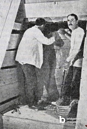 Howard Carter and George Herbert, 5th Earl of Carnarvon discovering Tutankhamen's tomb / Universal History Archive/UIG / Bridgeman Images