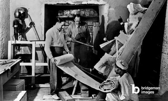 Discovery of the tomb of pharaoh Tutankhamun in the Valley of the Kings (Egypt) : Howard Carter and Arthur Callender in the antechamber at doorway of sepulchral hall, protecting a sentinel statue, november 29, 1923, photo by Harry Burton / © Tallandier / Bridgeman Images