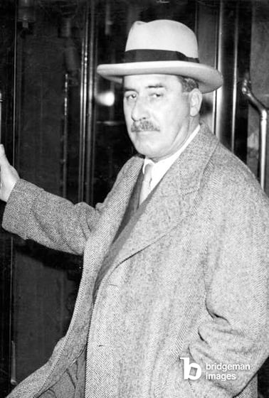 Howard Carter (1873-1939), British archaeologist, is on his way to Egypt again. The photo was taken in 1934 at Victoria Station in London. Howard Carter, 1934 / © SZ Photo / Scherl / Bridgeman Images