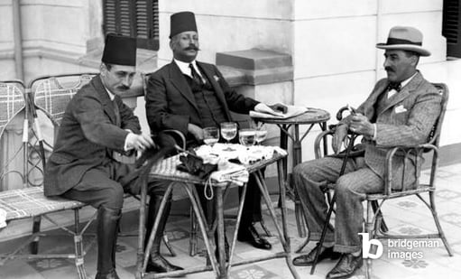 The British Egyptologist Howard Carter discusses with two Egyptian representatives the excavations of the tomb of Tutankhamun in the Valley of the Kings, Egypt, 1922 (b/w photo) / © Tallandier / Bridgeman Images