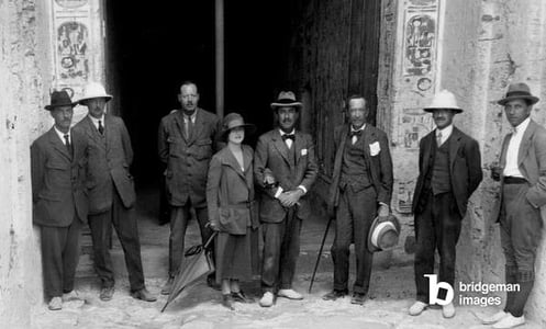 l-r) Arthur Mace, Richard Bethell, egyptolgist Arthur Callender, Lady Evelyn Herbert, Howard Carter, George Herbert 5th Lord Carnarvon, Alfred Lucas, and photographer Harry Burton in front of the entrance of the tomb of Toutankhamon, in the King valley, in Egypt in december 1922 / © Tallandier / Bridgeman Images