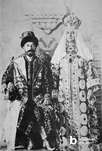 Tsar Nicholas II and Tsarita Alexandra in full coronation regalia, May 1896 (b/w photo) /© Peter Newark Pictures / Bridgeman Images 
