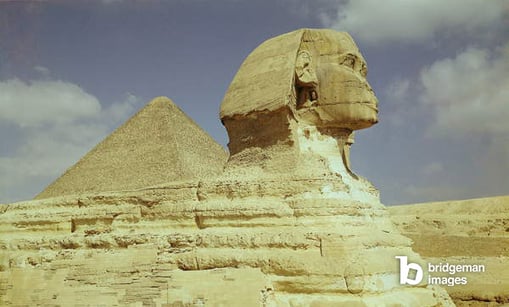 The Sphinx and The Great Pyramid of Khufu at Giza, Old Kingdom, c.2613-2494 BC (photo) / Bridgeman Images