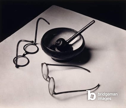 Andre Kertesz, Mondrian's Glasses and Pipe, Paris 1926, (silver gelatin print photograph), / Private Collection / Photo © Christie's Images / Bridgeman Images
