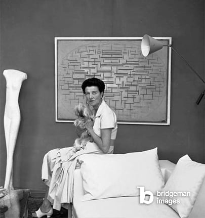 Peggy Guggenheim, American art collector, with Giacometti sculpture and Mondrian painting, Venice, 18th September 1957 / Farabola / Bridgeman Images