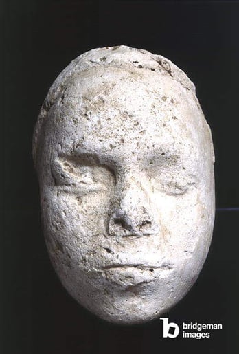 Male mask, possibly a sculptor's study, from Tell El-Amarna, c.1353-1295 BC (plaster) / Bridgeman Images