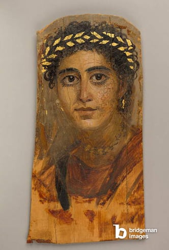  Portrait of a young woman in red, 90-120 AD (encaustic, limewood, gold leaf) / Bridgeman Images