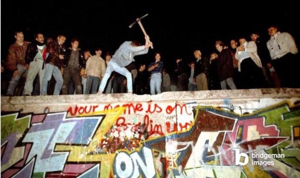 Fall of the Berlin Wall, 1989 /The first parts of the wall are demolished by citizens near the Brandenburg Gate / Jose Giribas /© SZ Photo / Bridgeman Images