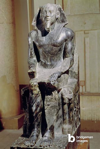 Statue of Khafre (2520-2494 BC) enthroned, from the Valley Temple of the Pyramid of Khafre at Giza, Old Kingdom, c.2540-2505 BC (diorite) (see also 68319) / Bridgeman Images
