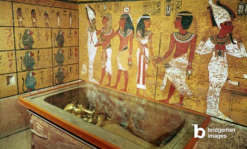 The burial chamber in the Tomb of Tutankhamun, New Kingdom (photo) / Bridgeman Images